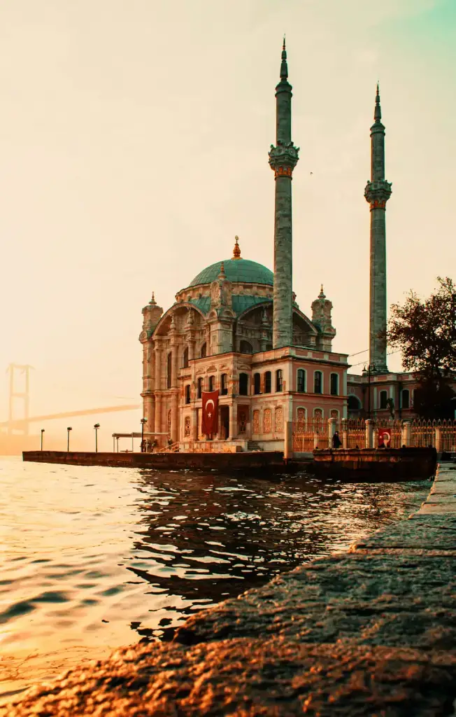 La mosquée d'Ortaköy, dans son emplacement magnifique et toute sa splendeur