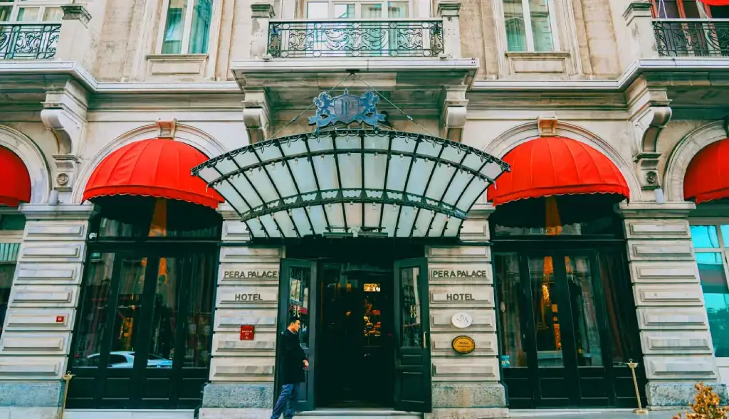 Une photographie prise depuis l'entrée du Pera Palace Hotel