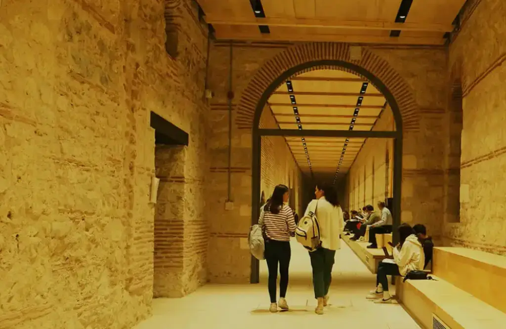 Une photographie prise à l'intérieur de la bibliothèque Rami