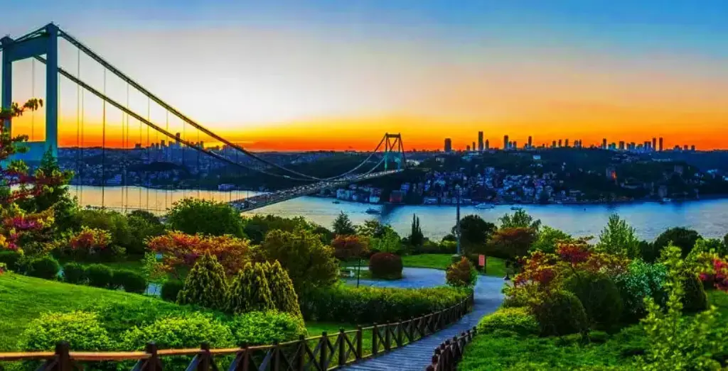 Une photographie prise depuis la colline de Çamlıca, avec le coucher de soleil en toile de fond